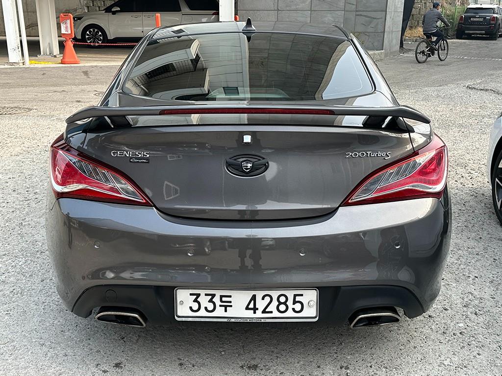 HYUNDAI Genesis - Vista 4