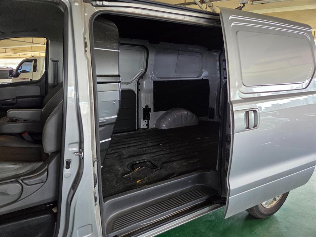 HYUNDAI Starex - Vista 7