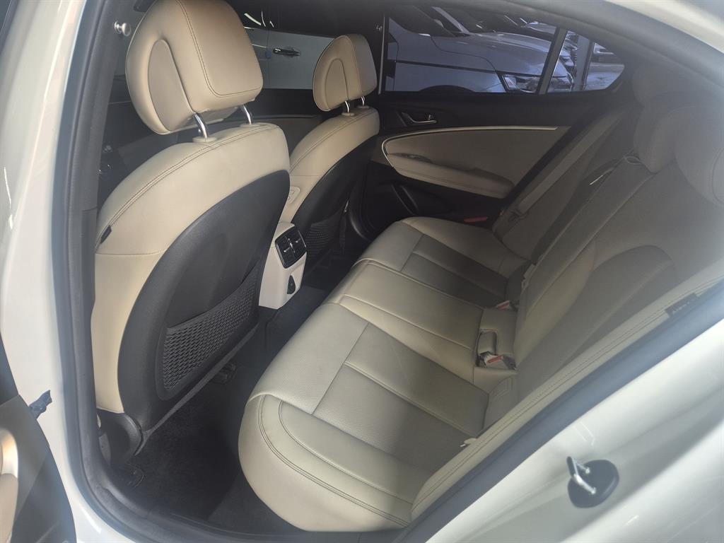 Genesis G70 - Vista 10