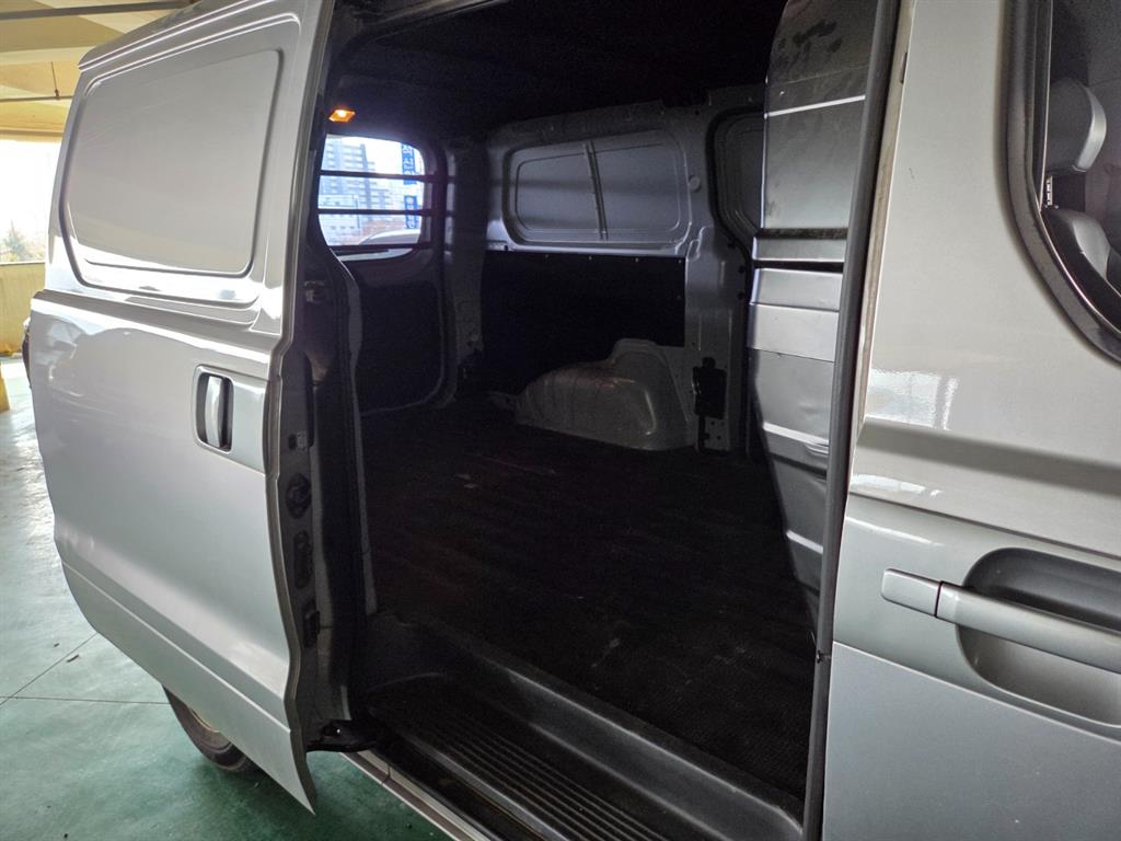 HYUNDAI Starex - Vista 8