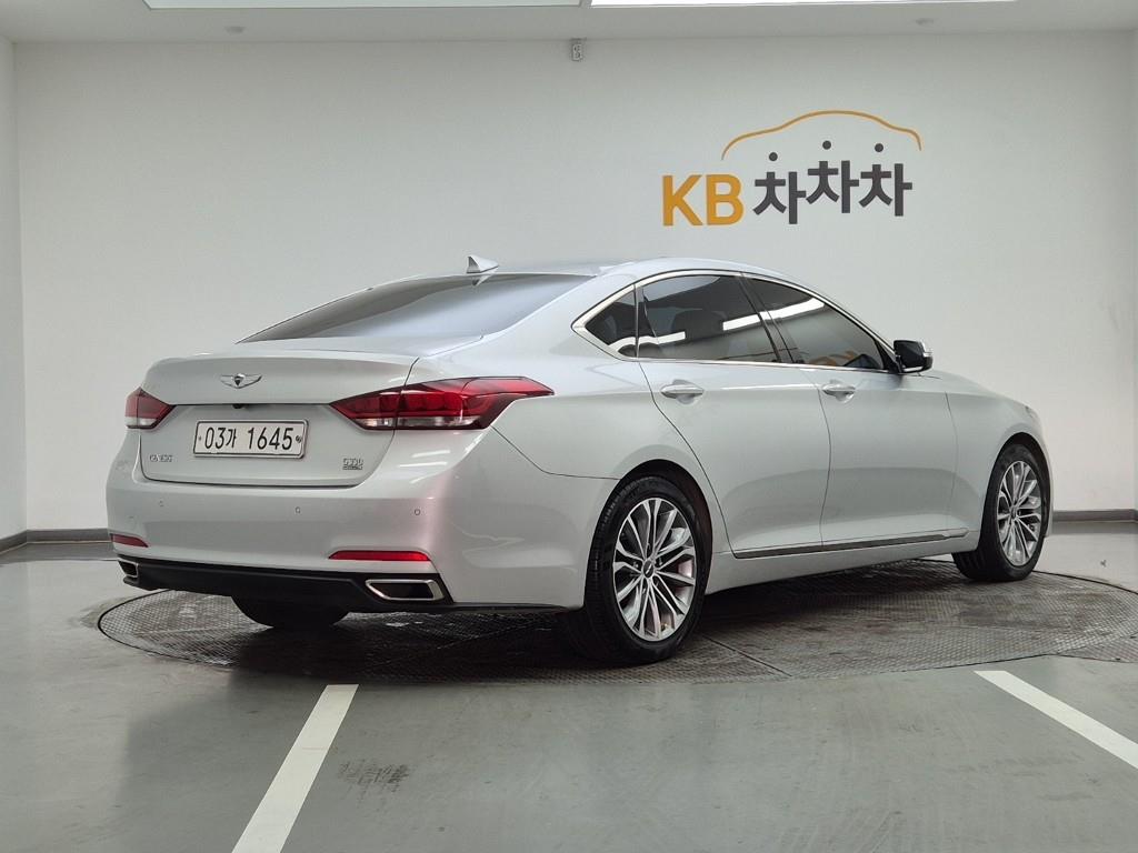 HYUNDAI Genesis - Vista 4