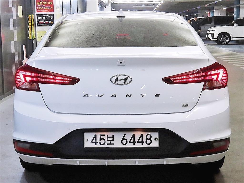 HYUNDAI Avante - Vista 5