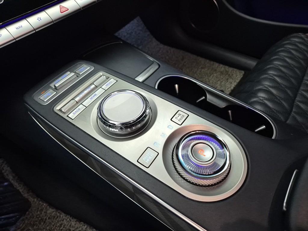 Genesis GV70 - Vista 8