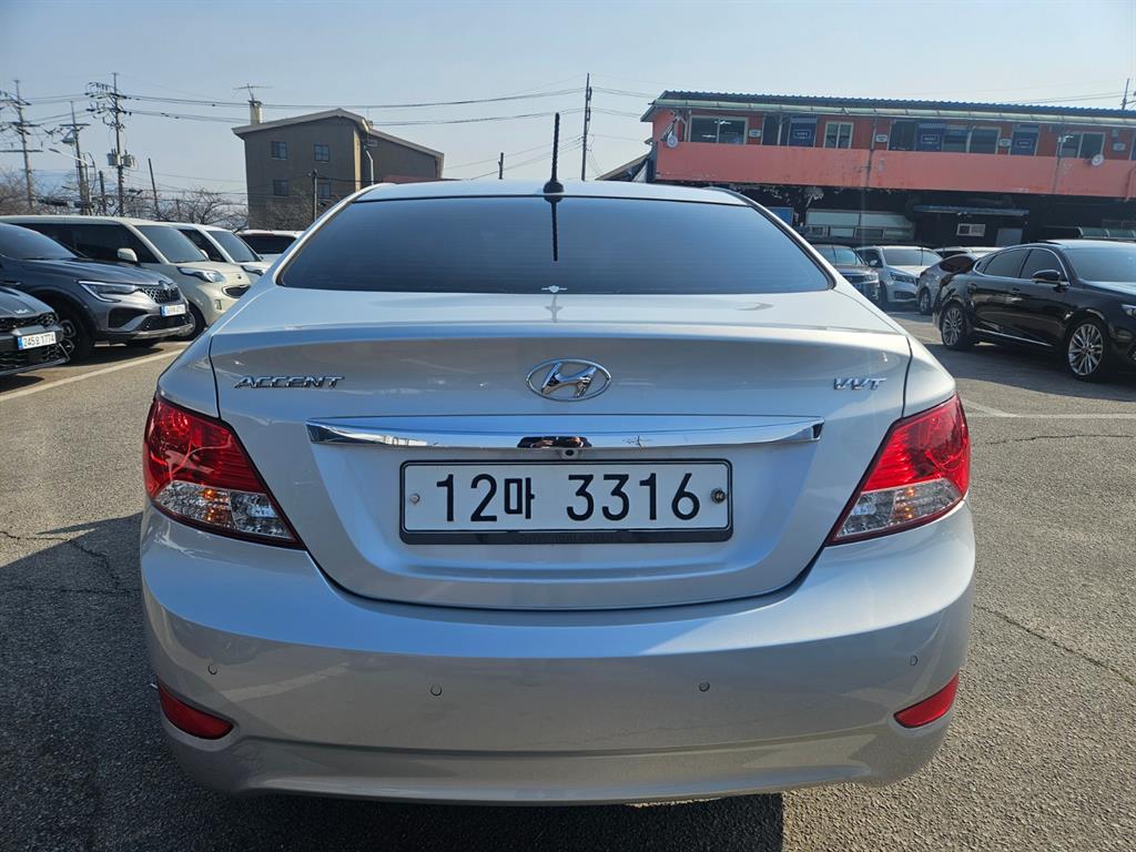 HYUNDAI Accent - Vista 4