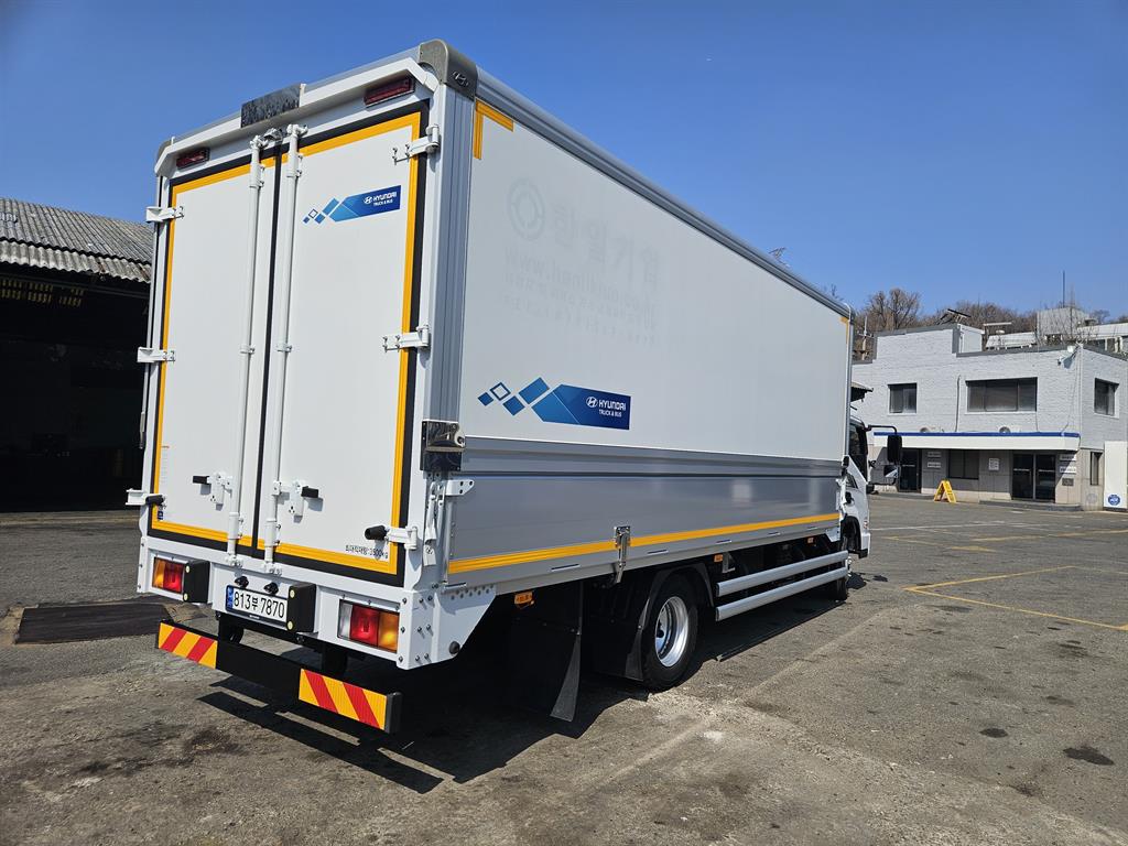 medium and large cargo truck - Vista 4