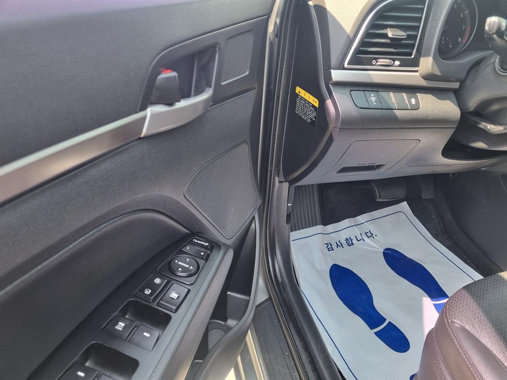 HYUNDAI Avante - Vista 9