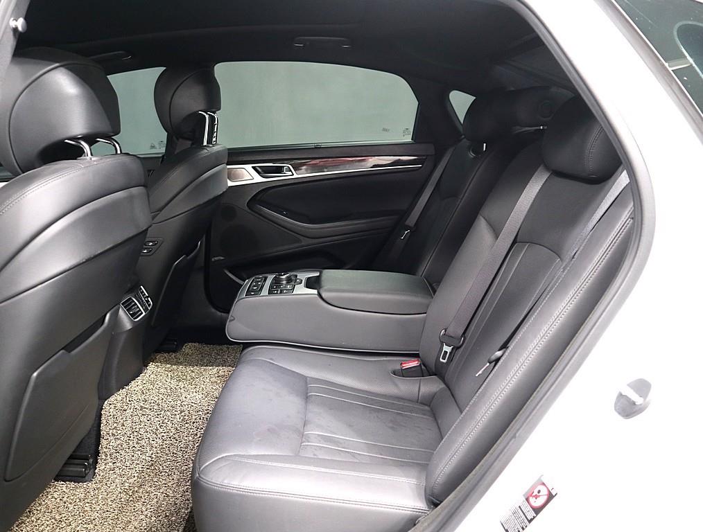 Genesis G80 - Vista 10