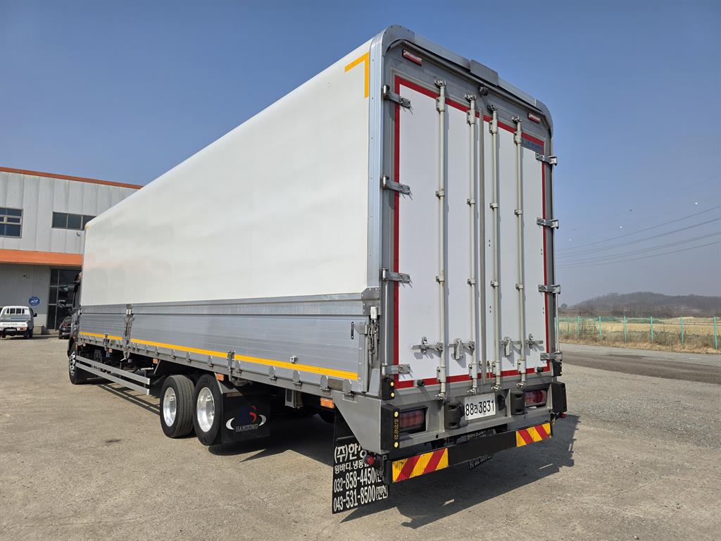 medium and large cargo truck - Vista 5