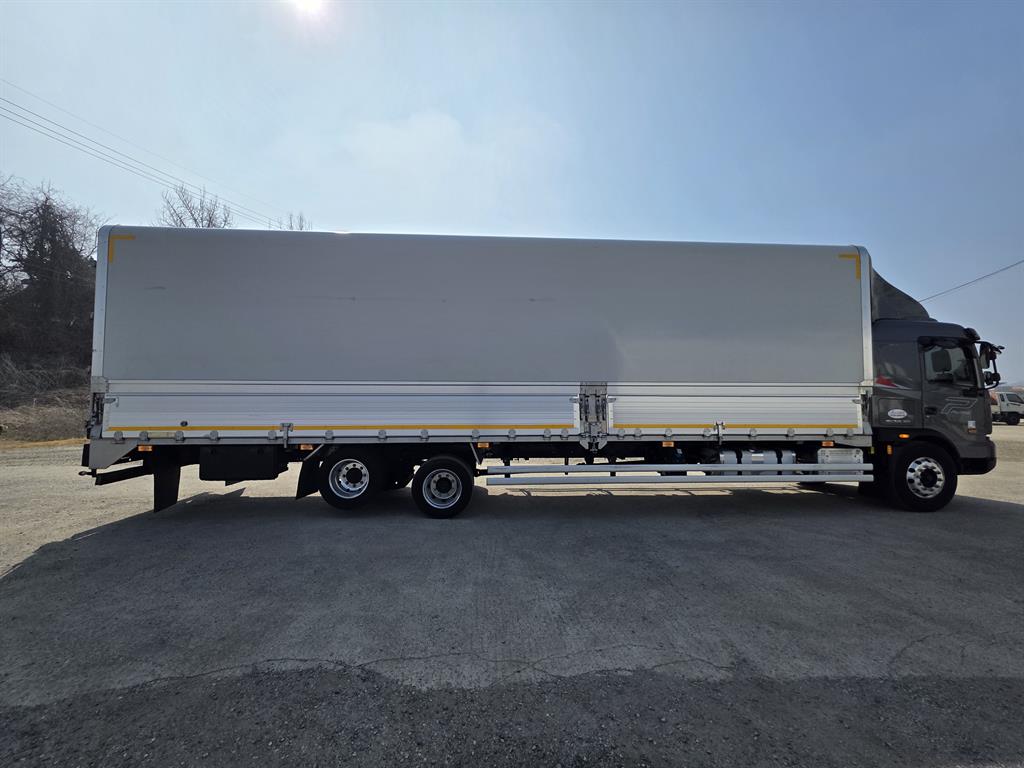 medium and large cargo truck - Vista 6