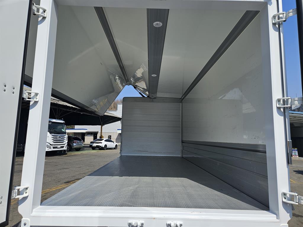 medium and large cargo truck - Vista 7