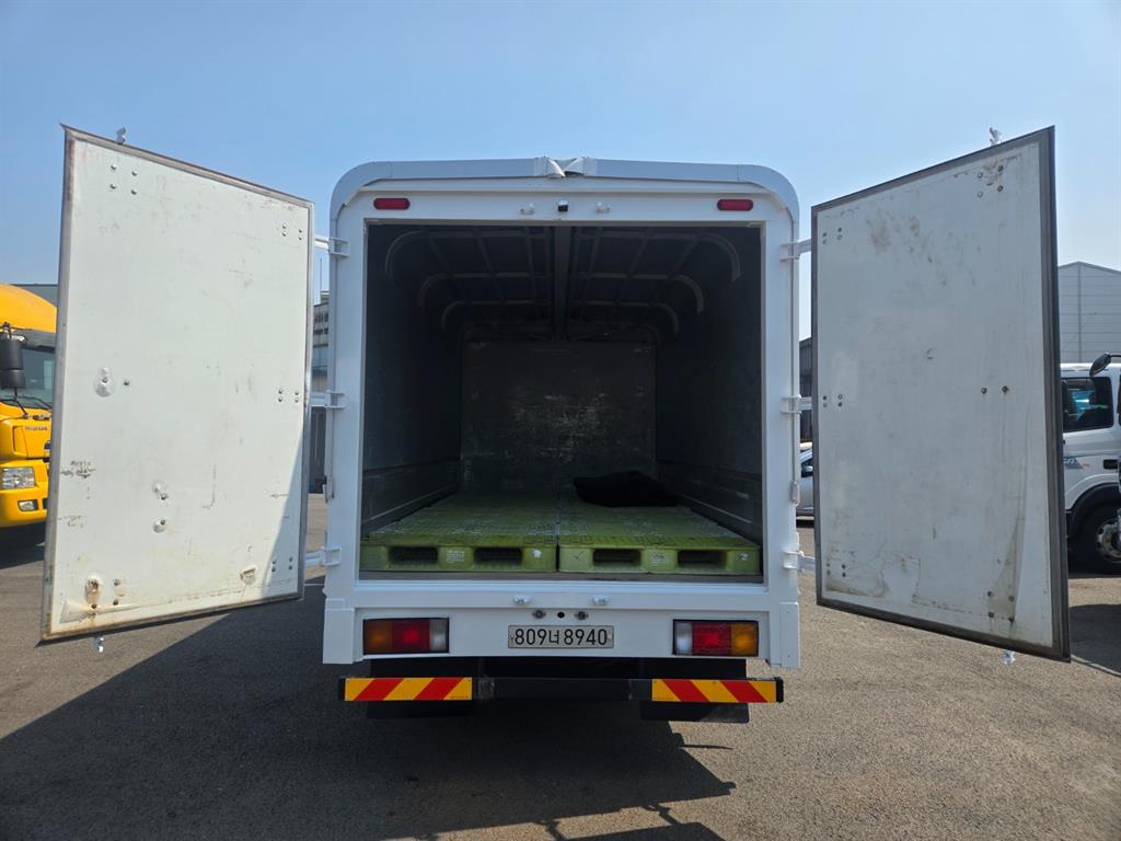 medium and large cargo truck - Vista 7