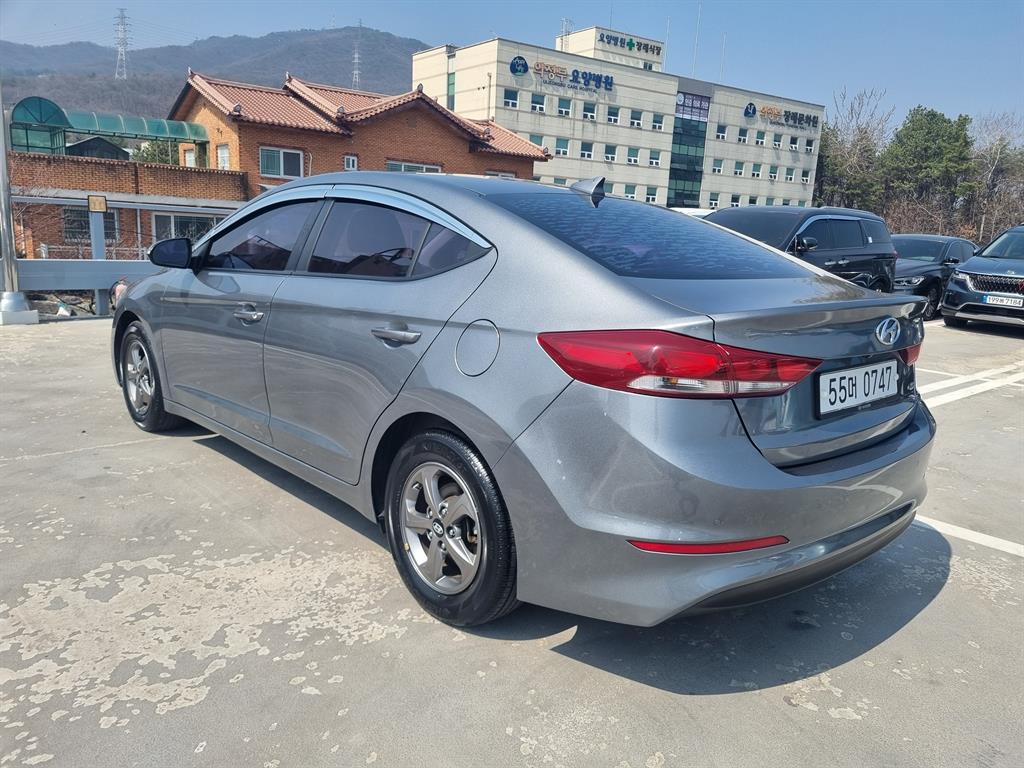 HYUNDAI Avante - Vista 5