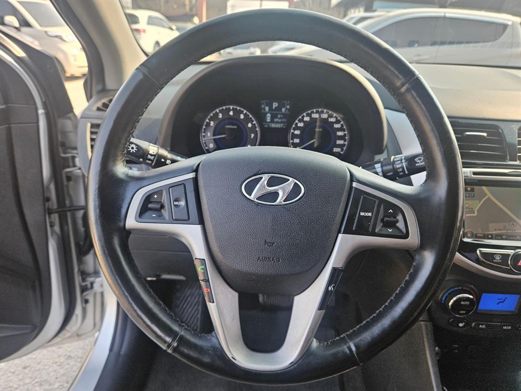 HYUNDAI Accent - Vista 8