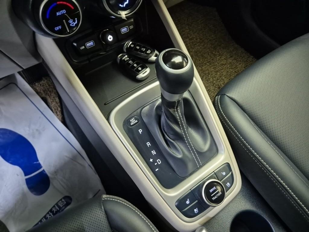 HYUNDAI Venue - Vista 11