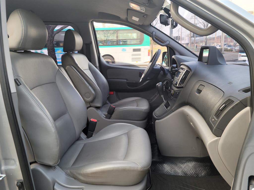 HYUNDAI Starex - Vista 9