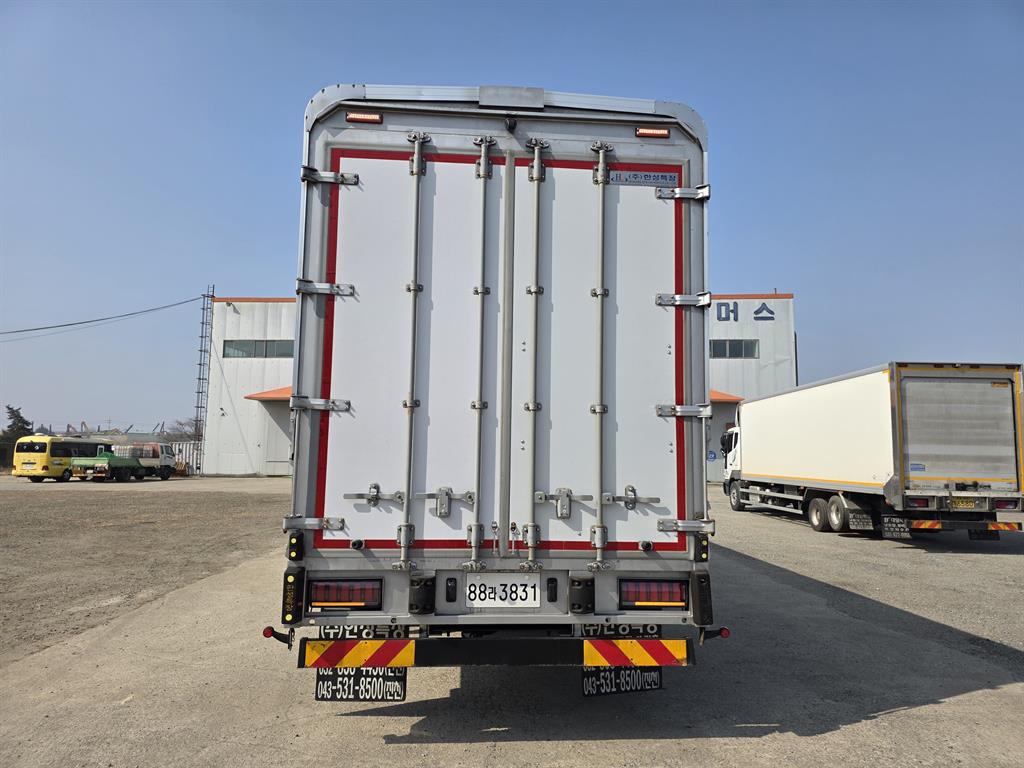 medium and large cargo truck - Vista 3