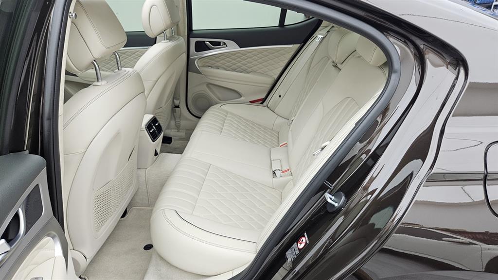 Genesis G70 - Vista 4