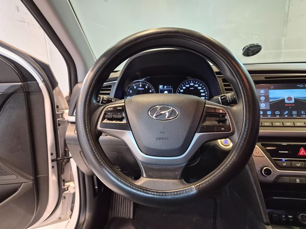 HYUNDAI Avante - Vista 7