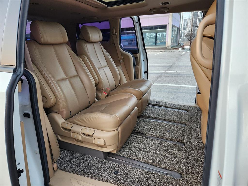 KIA Carnival - Vista 12