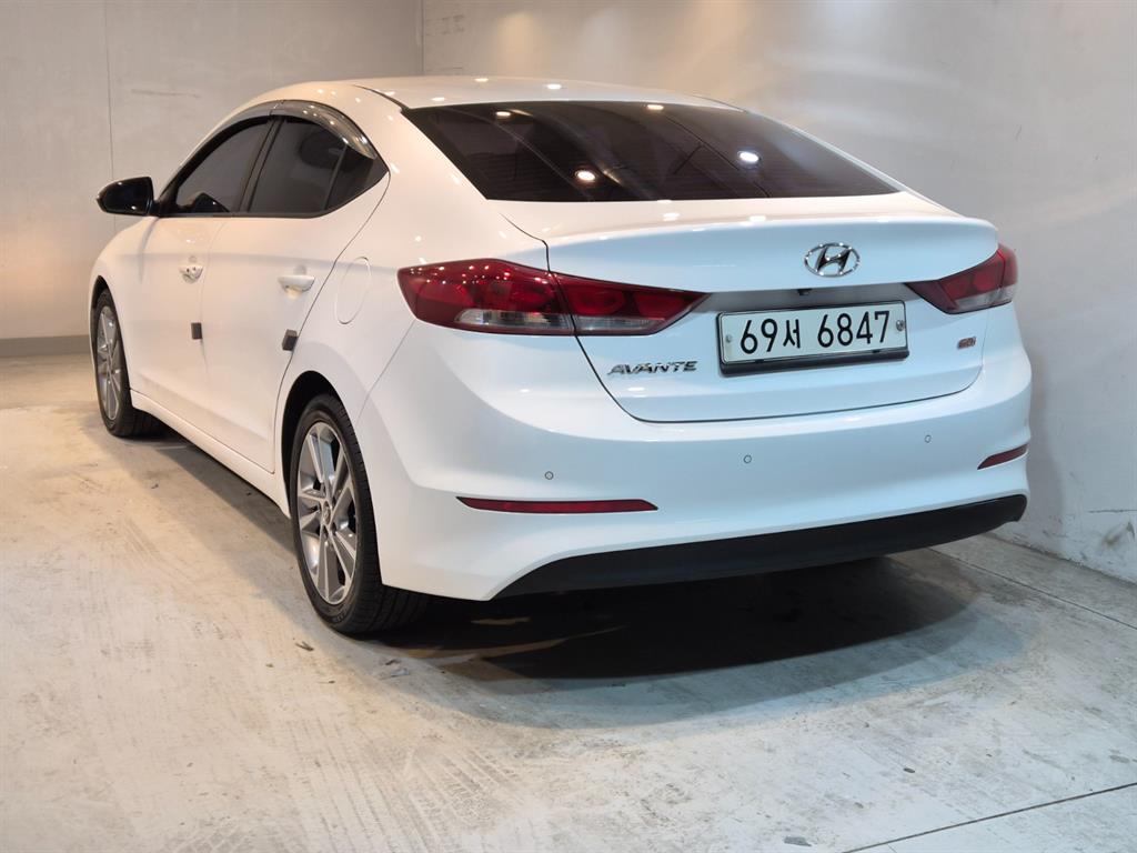 HYUNDAI Avante - Vista 4