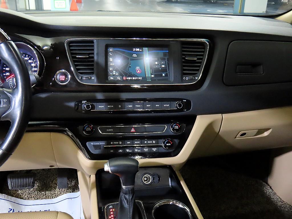 KIA Carnival - Vista 11