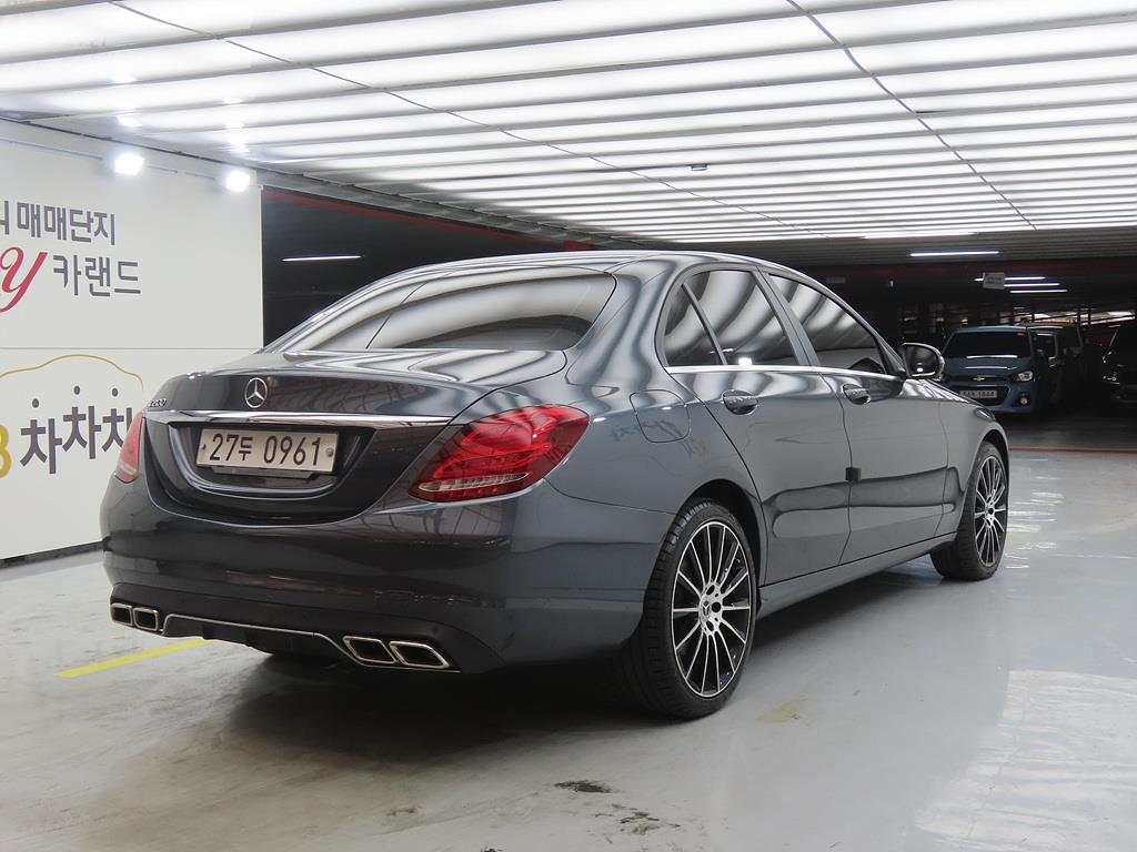 Mercedes Benz C Class - Vista 4