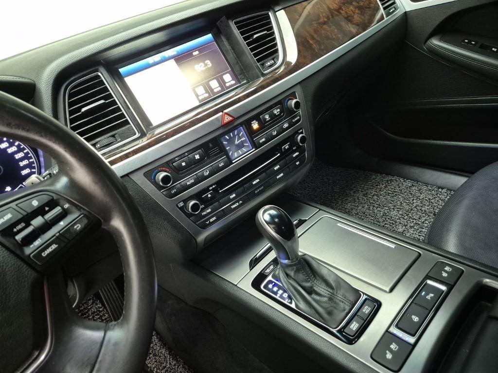 HYUNDAI Genesis - Vista 10