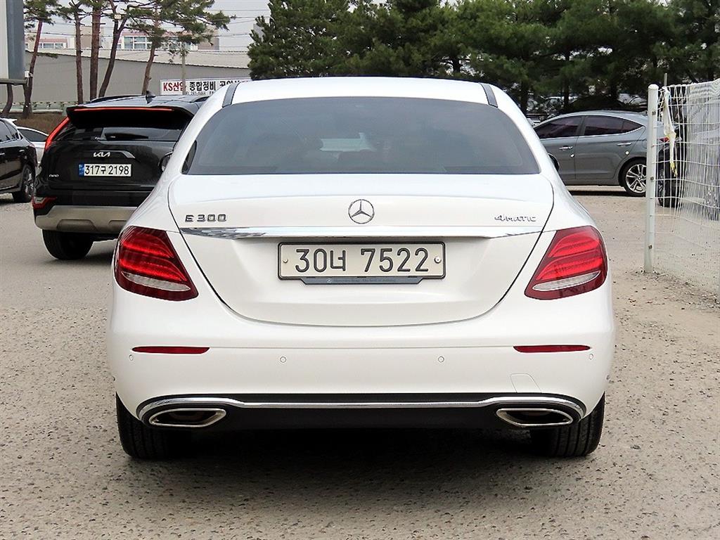 Mercedes Benz E class - Vista 4