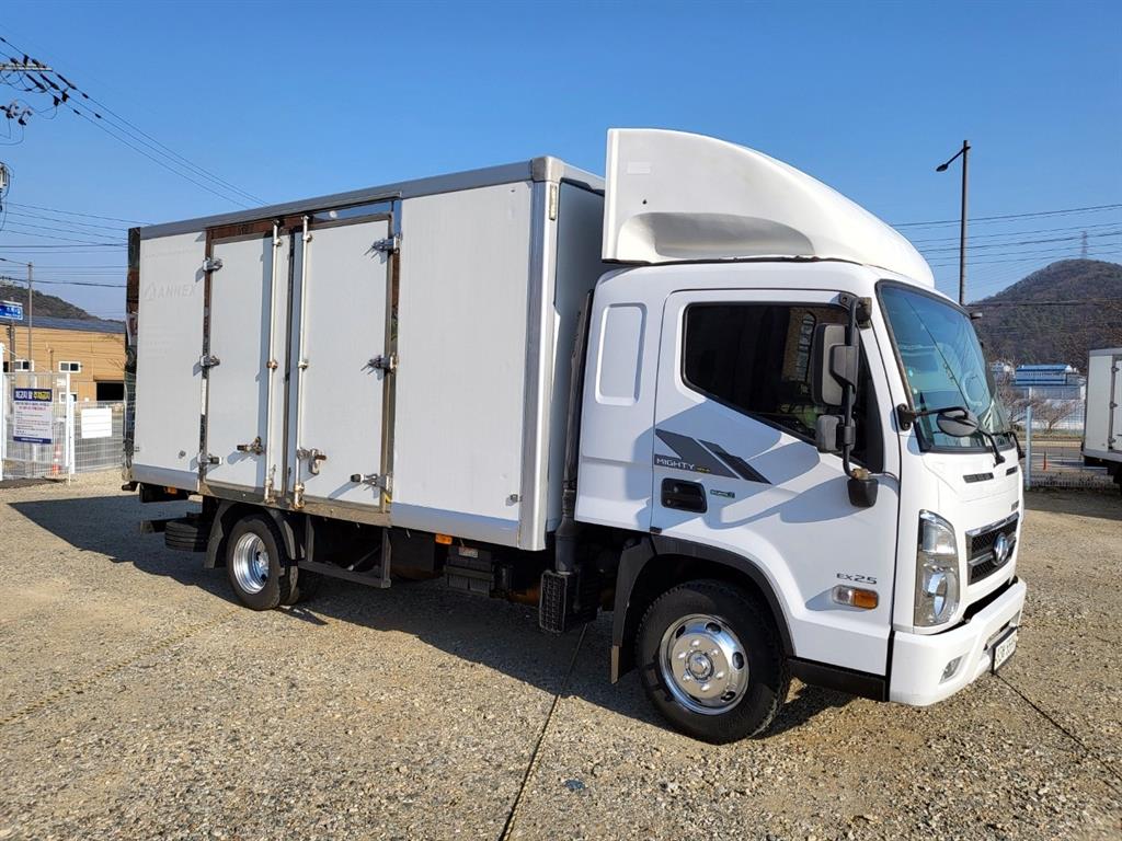 medium and large cargo truck - Vista 3