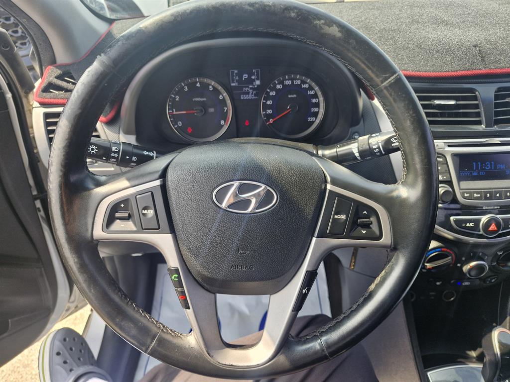 HYUNDAI Accent - Vista 8