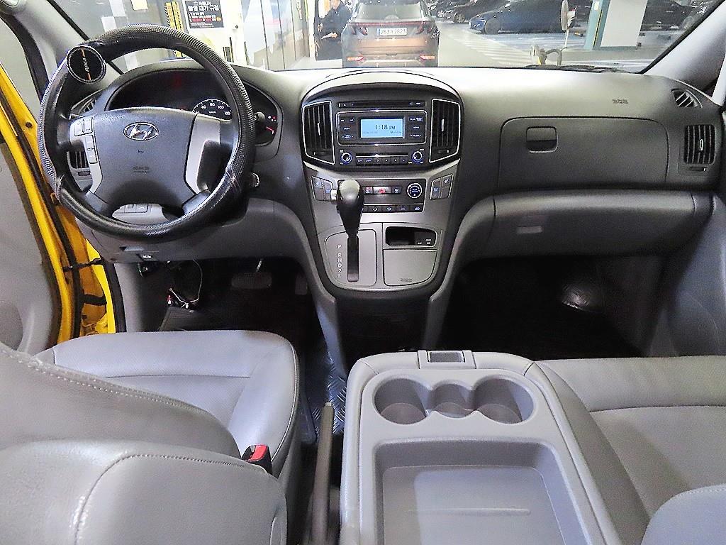 HYUNDAI Starex - Vista 10