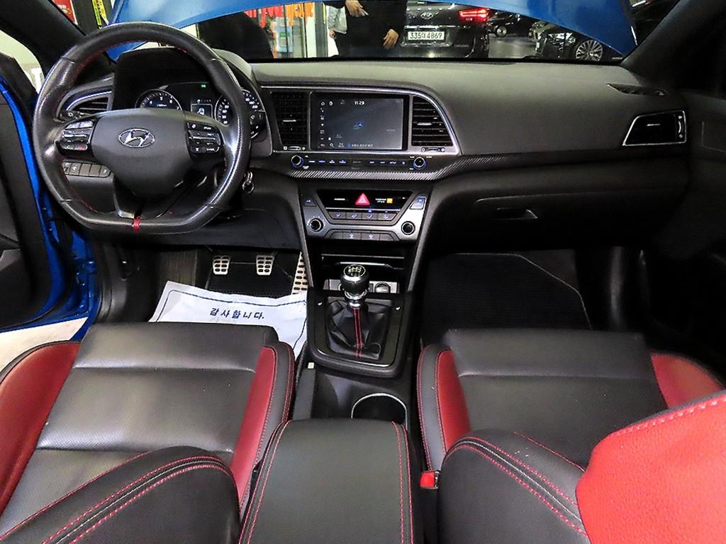 HYUNDAI Avante - Vista 10