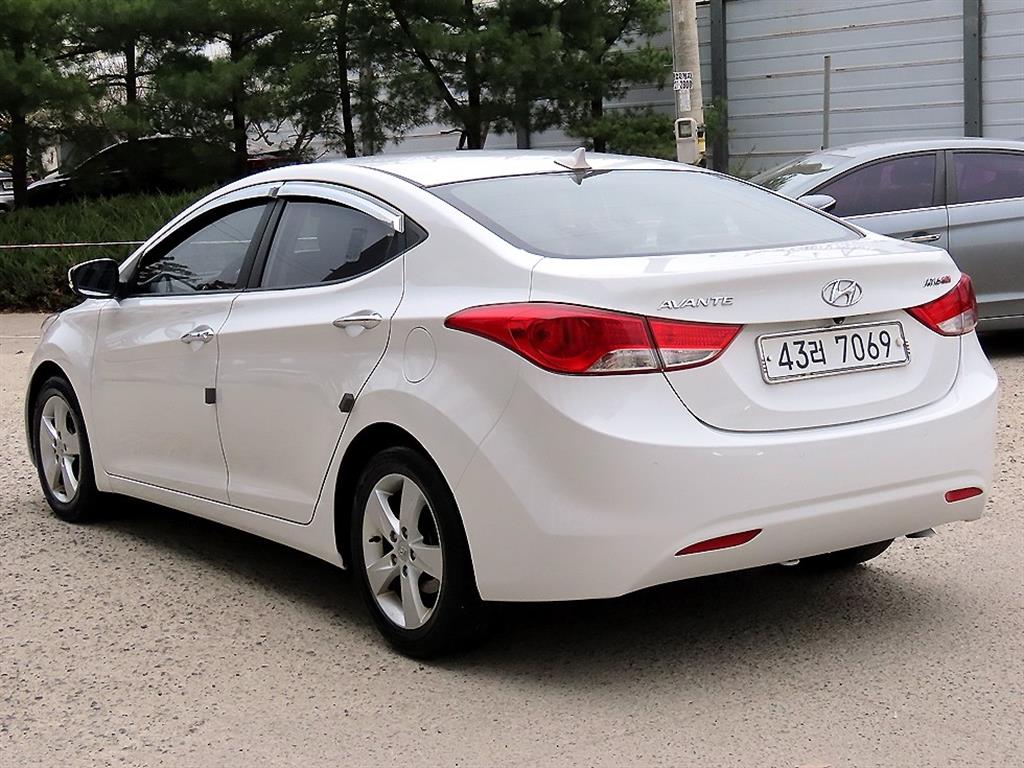HYUNDAI Avante - Vista 3