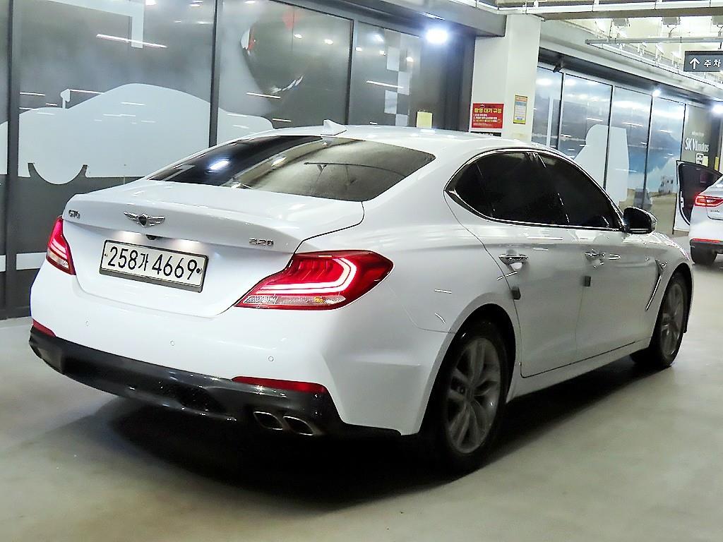 Genesis G70 - Vista 4