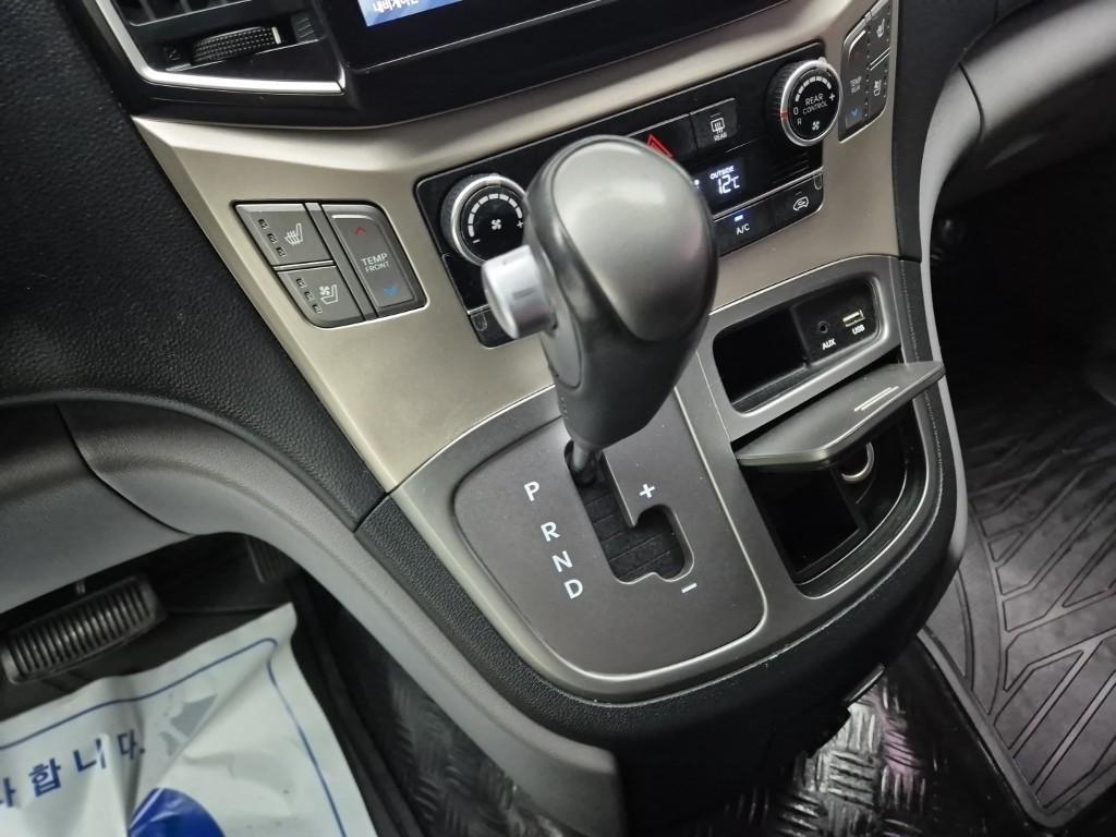 HYUNDAI Starex - Vista 10