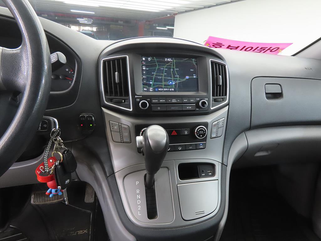 HYUNDAI Starex - Vista 10