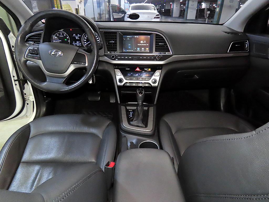 HYUNDAI Avante - Vista 10