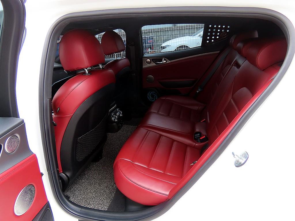 KIA Stinger - Vista 6