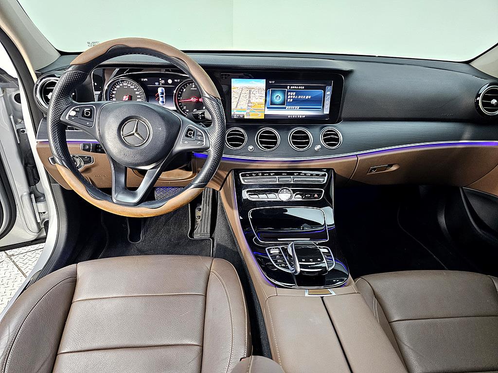 Mercedes Benz E class - Vista 5