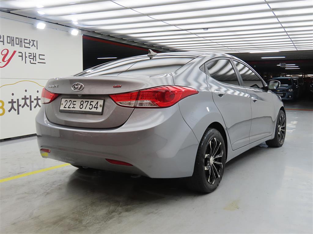 HYUNDAI Avante - Vista 4