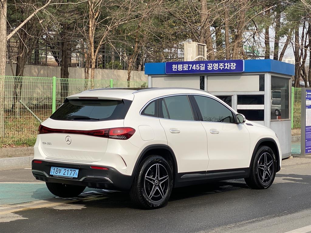 Mercedes Benz EQA - Vista 2