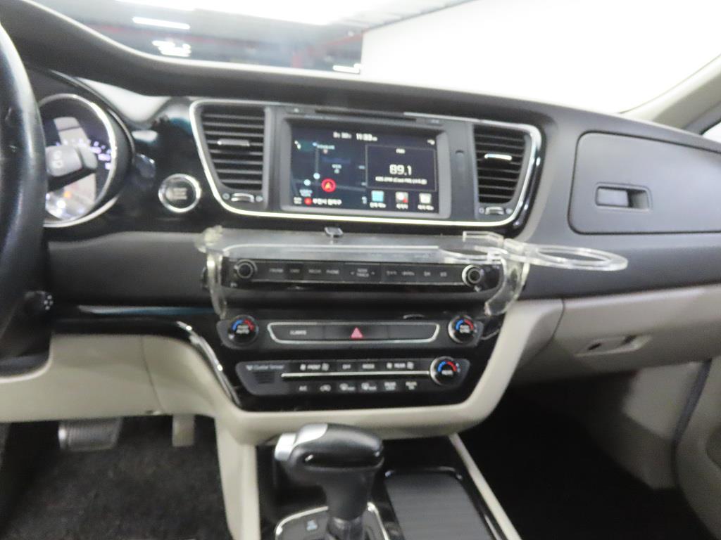 KIA Carnival - Vista 10