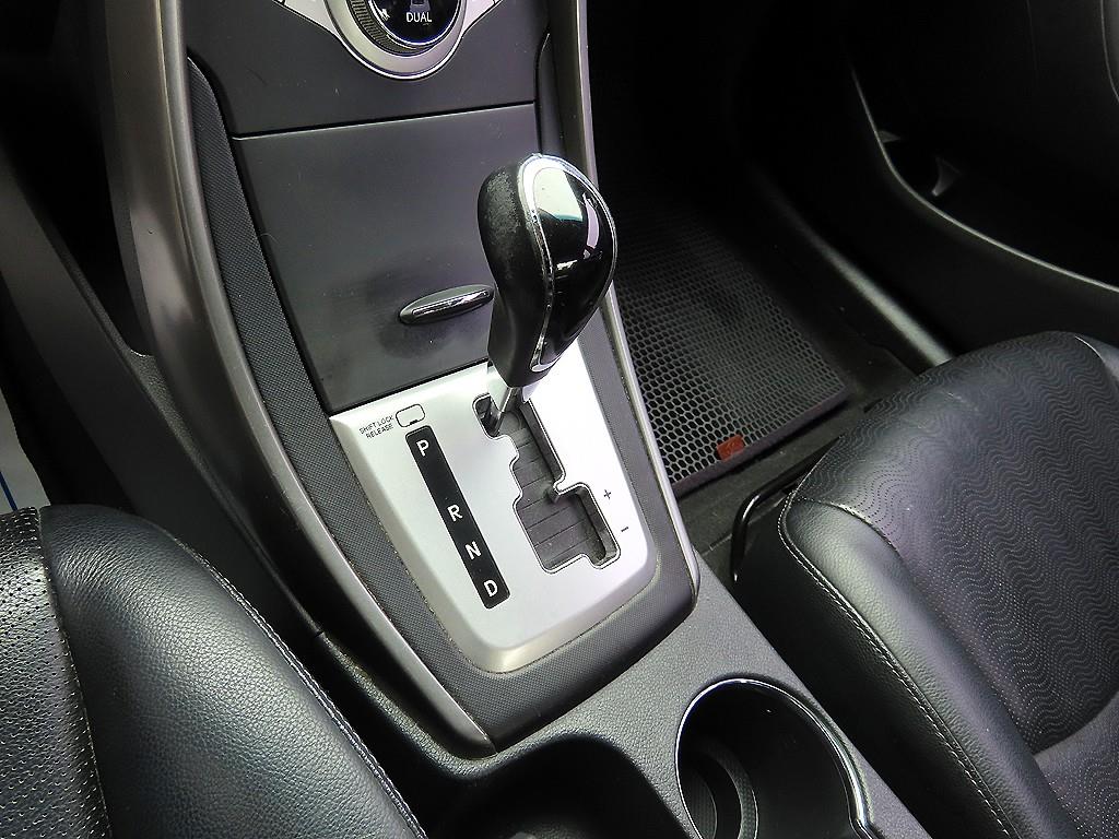 HYUNDAI Avante - Vista 10