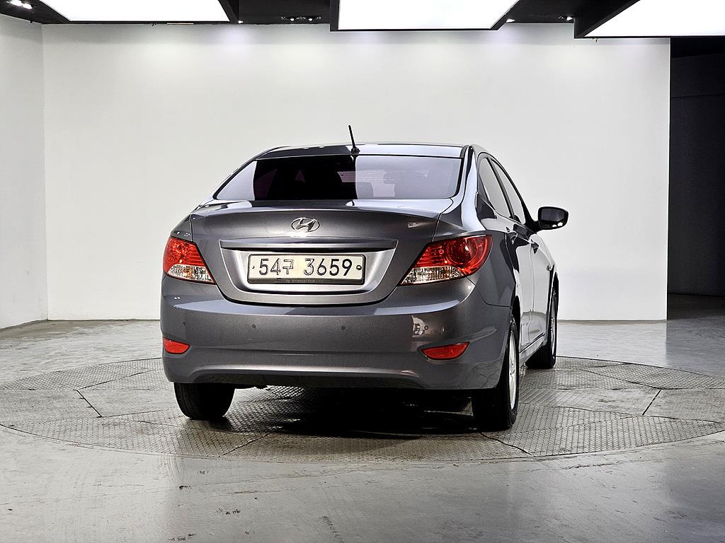 HYUNDAI Accent - Vista 3