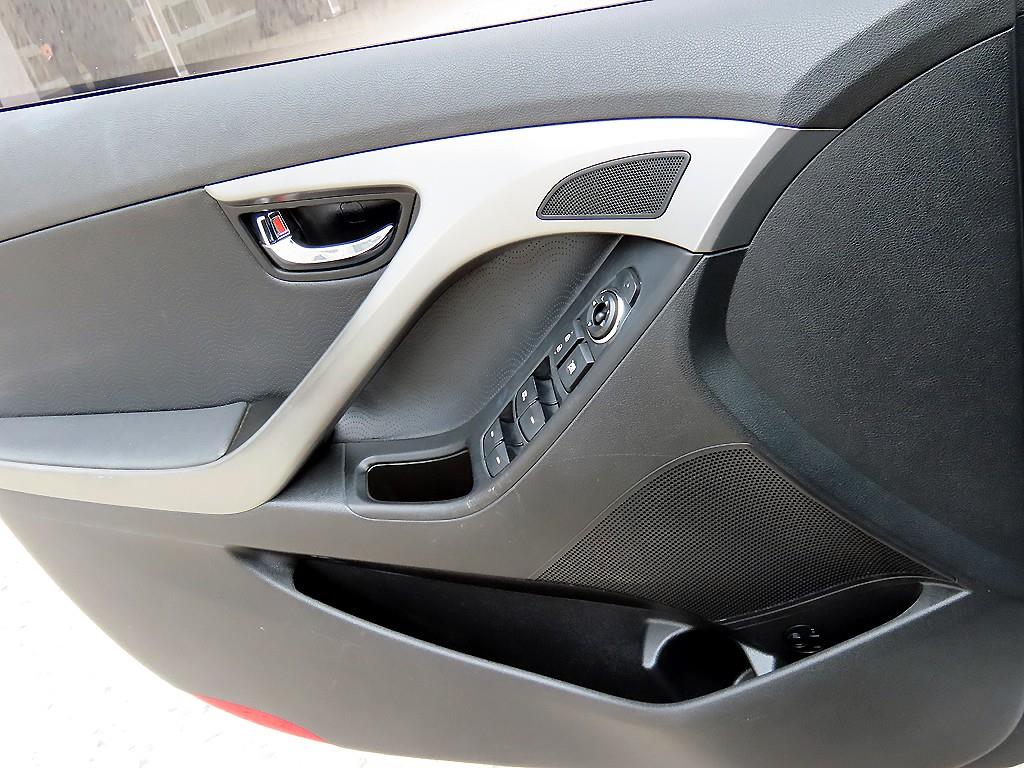 HYUNDAI Avante - Vista 11