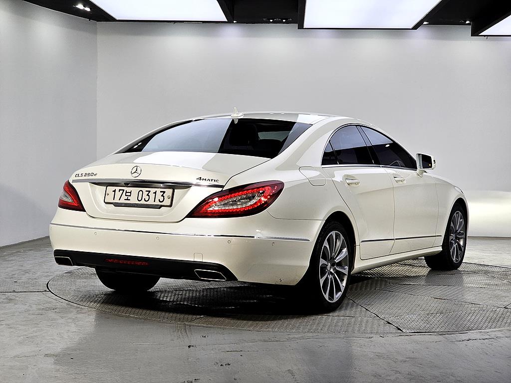 Mercedes Benz CLS Class - Vista 4