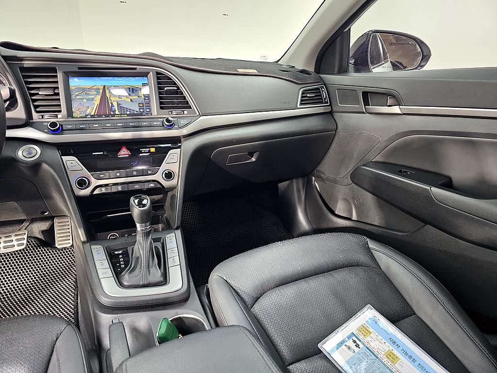 HYUNDAI Avante - Vista 10