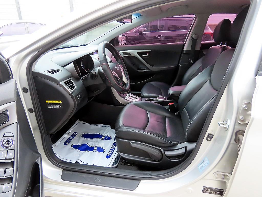 HYUNDAI Avante - Vista 5