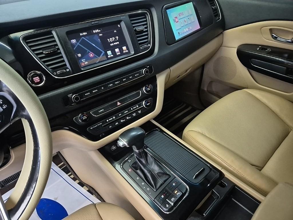 KIA Carnival - Vista 10