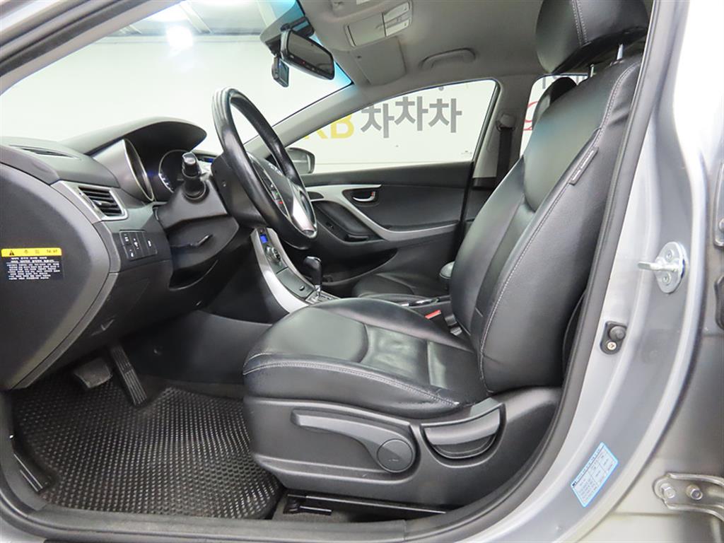 HYUNDAI Avante - Vista 5